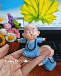 Tượng chú tiểu áo xanh 02 mẫu ngồi vươn vai thư giãn