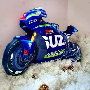 Đồ chơi Xe Suzuki nhồi bông Gấu bông Xe đua in 3D hai mặt giống nhau gòn mềm