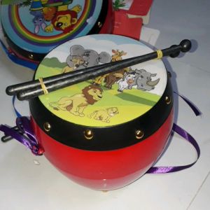 Một chiếc Trống Cơm hoặc trống dẹp bằng nhựa mini cho bé