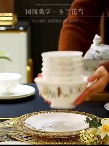 【eoxjk】Jingdezhen ใหม่สไตล์จานบนโต๊ะอาหารชุดครัวเรือนจีนที่เรียบง่ายพนมเปญกระดูกจีนบนโต๊ะอาหารชามแผ่นช้อนครบชุด