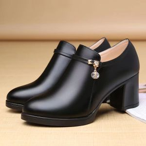 Sepatu wanita paruh baya non-slip sol lembut tumit tengah sepatu kulit wanita sepatu kerja tumit tebal