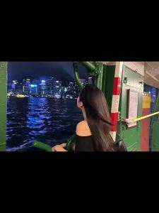 แขนสั้นไหล่ไม่สมมาตรสไตล์เกาหลีสำหรับสาวเผ็ดร้อน t ดีไซน์ฤดูร้อนสำหรับผู้หญิง เสื้อหลวมแบบไม่มีไหล่