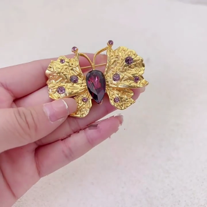 Delicate Golden Butterfly Brooches Butterfly Pin Stylish Women Brooch Wedding Celebration Pin for Daily and Party Wear