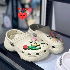 //Buy1 Free 4 Jibbitzs=100฿// Crocs Classic Platform Clog สูง 2.7" รองเท้า crocs หัวโต รองเท้าหัวโต รองเท้าสุขภาพ รองเท้าแตะผู้หญิ่ง รองเท้าหัวโตผู้หญิง รองเท้าครอส