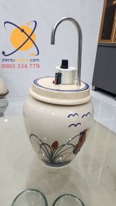 Bình rót rịu tự động tiểu đồng tử bằng sứ chất lượng cao 2024
