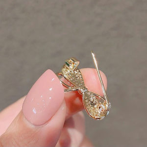 [Blue Sea Mall] Fashion Brooch Flower Bow Brooches For Women Metal Anti-glare Lapel Pin Fixed Clothes Pins Sweater Coat Clothing Accessories