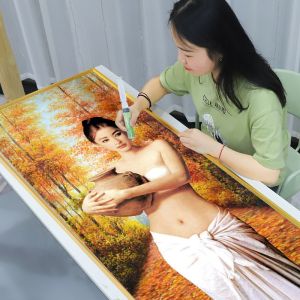 Tranh gắn đá đính kín toàn bộ Cô Gái