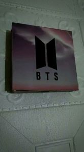 1 SET Hiasan dinding BTS isi 8 pcs ekonomis Walldecor BTS 10X10cm