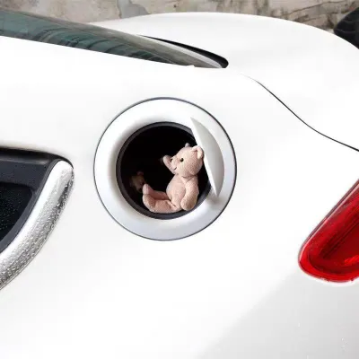 Tem dán mô phỏng gấu ngồi trong nắp bình nhiên liệu xe xe