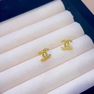 สีทองรถดอกไม้ต่างหูน้ำหอมขนาดเล็กแฟชั่นผู้หญิงหรูหราเบาคู่ C ต่างหูต่างหูเข้าชุดง่ายของขวัญวันเกิด