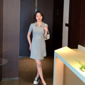 Ammin 2024 đơn giản mới mùa hè cổ áo polo ngắn tay cotton nguyên chất ăn mặc của phụ nữ phong cách hàn quốc r xù thắt lưng thiết kế không đều váy chữ a