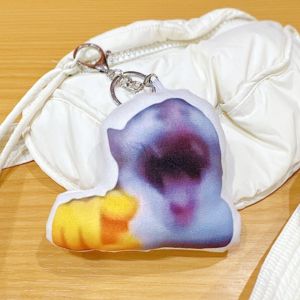 YHDFX ตุ๊กตาผ้าพลัฌ พวงกุญแจมีมแมวเสียง แฟชั่นสำหรับผู้หญิง เครื่องนวดไฟฟ้า จี้แมว oiiai น่ารักน่ารักๆ คิตตี้สำหรับเด็ก พวงกุญแจรูปแมว ตกแต่งกระเป๋าเป้สะพายหลัง