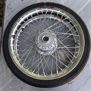 ชุดล้อพร้อมใส่ 1คู่ 2 วง ลายเเบทเเลค60/90+70/90-17 นอก-ใน หน้า หลัง ขนาด1.4*17 ดุมเดิมยาซากิ ซี่ลวดยากูโซ่พรีเมียร์ ยางคาเมล ตั้งล้อให้พร้อมใช้ ใส่ยางเติมลมให้พร้อมใช้ พร้อมบูท ลูกปืน สำหรับรถหลายรุ่น เวฟ มีโอ ฟีโน่ ฟิน