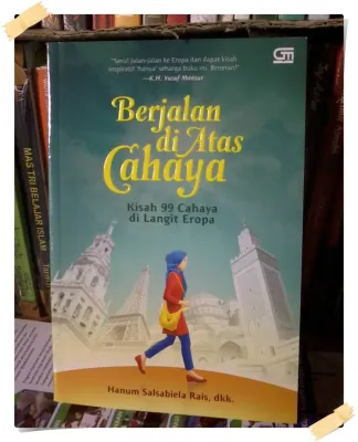 Buku Berjalan di Atas Cahaya Kisah 99 Cahaya di Langit Eropa (Hanum Salsabiella Rais Dkk)