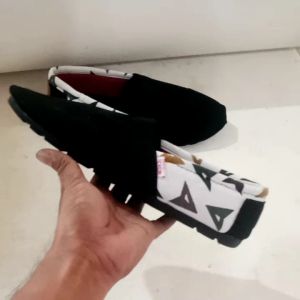 sepatu santai slip-on Wakaii70 hitam segitiga premium pria dan wanita