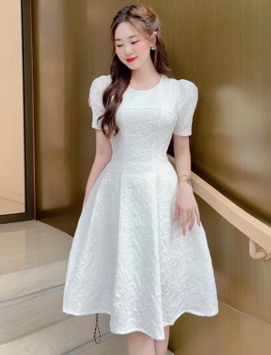 Cho thuê váy trắng voan xoè quạt xipi – Hizu Dress Up