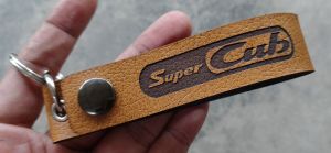 พวงกุญแจ HONDASUPER CUB พวงกุญแจหนัง ฮอนด้า ยิงเลเซอร์ โลโก้ มอเตอรไซค์ MOTORCYCLE BIKER KEYCHAIN