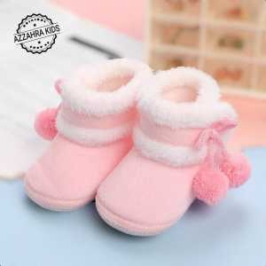 Sepatu bayi perempuan model Boots bulu pom-pom untuk usia bayi 1 sampai 12 bulan