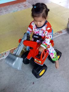 HelloMom รถขาไถ รถขุดดินขาไถ พร้อมหมวก Big Size Toy Excavator ของเล่นทราย ใหญ่ยักษ์ หมุนรอบได้ รถแมคโคร รถเด็กนั่ง รถตักดิน รถขุด มีของเล่น รถเด็กนั่ง รถตักดิน คันใหญ่ รถแมคโคร 9938