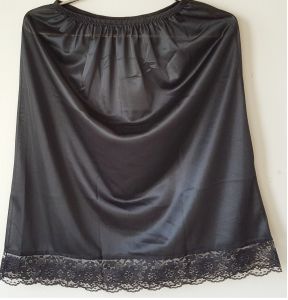 XL - กระโปรงซับใน ผู้หญิง สตรี กระโปรงซับในผญ ปฏิโค้ดกระโปรง ผ้าไนลอน ซับในผ้าลื่น ใส่สบาย คนอวบ ทรงหลวม ผ้านุ่ม ระบายลูกไม้ขอบใหญ่ ริมขอบ ยาวเท่าเข่า ระโปรงซับขาว ใส่ชุดทำงาน ใส่ปฏิบัติธรรม สีดำ สีเนื้อ