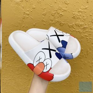 Xishop สินค้าใหม่ 🦄รองเท้าแตะแบบสวม รองเท้าแตะพื้นนิ่ม ใส่ได้ทั้งชายและหญิง 🌟พื้นนิ่มเหมือนเหยียบเมฆ  เก๋กรุบ