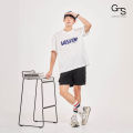 Gentle Styles เสื้อยืดคอกลม พิมพ์ลายกราฟฟิค Weekend ทรง Oversized ผลิตจากผ้าฝ้าย เนื้อผ้าคงรูปกำลังดี ให้ผิวสัมผัสเนียนนุ่ม (Summer 2024 – Extended). 