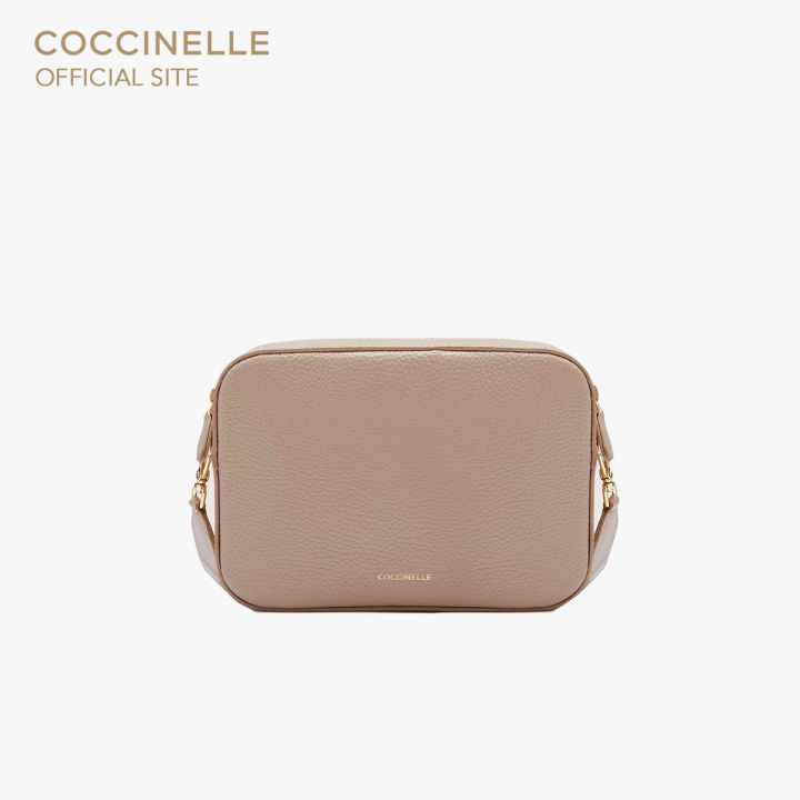 COCCINELLE กระเป๋าสะพายผู้หญิง รุ่น TEBE สี WARM TAUPE