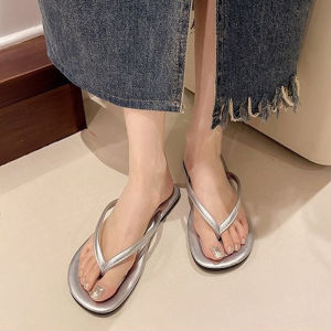 LiShops งานเข้าใหม่พร้อมส่ง รองเท้าแตะหูหนีบแฟชั่น งานดี พร้อมส่งให้เลือกด้วยกันทั้งหมด 4 สี น้ำหนักเบาใส่สบาย ใส่ได้หลากหลายโอกาส ใครไม่อยากพลาดงานดีๆ รีบกดสั่งเลย