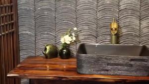 Wash Basin Thickening Toilet Basin R Bathroom Basin Glazed Surface Ceramic Basin