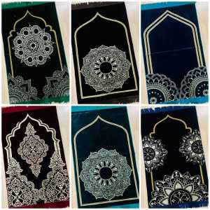 Sajadah Hitam Kiswah Rumbai Emas Memiliki Bahan Tebal lembut dan Empuk Ukuran Jumbo 75 x 112 cm Bisa Bayar Ditempat