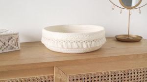 Giá đựng mỹ phẩm và nước hoa Mkono giỏ đựng đồ trang trí phong cách boho màu ngà. Đồ trang trí phòng ngủ giỏ nhỏ đan thủ công giá đựng mỹ phẩm và đồ dùng chăm sóc da dùng cho bàn trang điểm phòng tắm hoặc văn phòng.