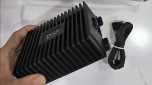 เครื่องขยายเสียงรถยนต์ DSP 4x8 0W เครื่องขยายเสียง MF80.4สำหรับการประมวลผลการได้ยินสี่ช่องและเสียงที่ปรับแต่งได้