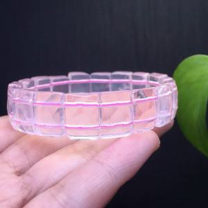 Pure natural powder crystal bracelet with bright colors. Wearing it can effectively enhance ones complexion.