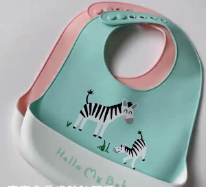 （Cle）Topstudio BabyGo Easily Clean Silicone Baby Bibs with Waterproof Pouch 22BG0204