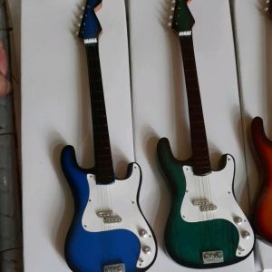 Miniatur Gitar Elektrik Gitar Bass Free Stand Miniatur Gitar Kayu Unik Tinggi 25 cm Kwalitas Oke Aksesoris Pajangan dan Koleksi