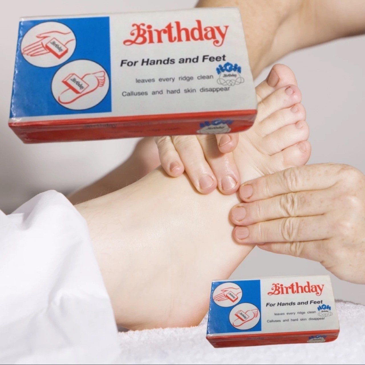 อุปกรณ์เพื่อสุขภาพเท้า โฟมขัดเท้า เบิร์ดเดย์ Birthday โฟมขัดส้นเท้าแตก ส้นเท้าแตก ขัดได้ทั้งมือ เท้า (  คละสี 1 ชิ้น  ) ที่ขัดส้นเท้าแตก