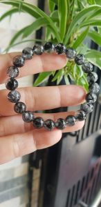 Vòng thạch anh tóc đen tự nhiên nữ size hạt 8mm màu đen trắng bóng đẹp hợp mệnh thủy mệnh Mộc đeo đẹp may mắn hợp mệnh tuổi tốt sức khỏe công việc có 590k ạ