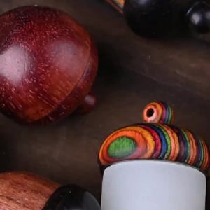 Những quả óc chó bằng gỗ mun có thể được vặn ra để lộ ra những hạt dẻ bằng gỗ hồng sắc. DIY Phụ kiện: Mặt dây chuyền hình quả thông móc khóa đồ trang trí xe hơi chai ước nguyện