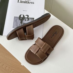 รองเท้าแตะแฟชั่นรุ่นใหม่ สีพื้น พื้นยางนุ่ม แบบสวม สามารถใส่ได้ในหลายโอกาส สินค้าพร้อมส่งในไทย