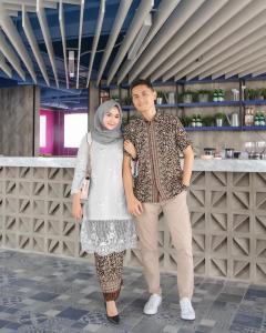 Baju Couple Terbaru / OOTD / Batik Sarimbit / Baju Batik Modern / Batik Couple / Couple Sarimbit / Batik Kondangan / Batik Keluarga / Baju Batik Couple Amelia