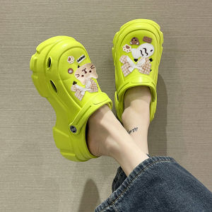 LHFriday  งานแนะนำพร้อมส่ง รองเท้าแตะรัดส้นแฟชั่น ทรงน่ารัก งานดี พื้นนี้ ใส่สบายมาก รุ่นนี้สูง 1 นิ้ว พร้อมส่งให้เลือก 3 สี มาพร้อมตัวติดน่ารักๆ งานคุ้มๆแบบนี้ ไม่มีไม่ได้แล้ว