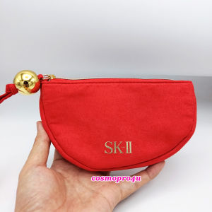 กระเป๋า เครื่องสำอาง SK-II สีแดง ทรงครึ่งวงกลม มีลูกบอลสีทองที่ห่วงซิป ขนาด 18x10cm