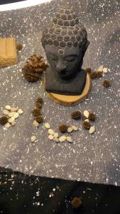 Patung kepala budha sedang ukir