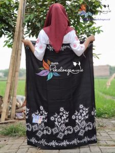 Sarung Batik Hitam Polos wanita / sarung santri wanita / sarung mbak santri hitam polos