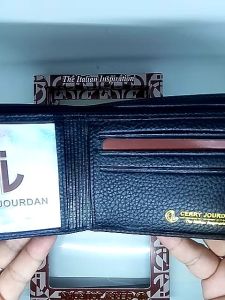Dompet Lipat Kulit Cerry Jourdan: Pilihan Tepat untuk Cowok Stylish