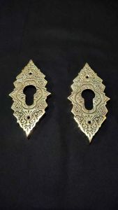 Tutup Lubang Kunci Pintu Rumah Kuningan Motif Piramid Ukir Polished Brass 2 Pcs
