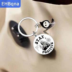 [COD] EHBqna SPORTS พวงกุญแจฮาโลวีนสแตนเลสสตีลสลักโลโก้ด้วยเลเซอร์ของตกแต่งแขวนทรงกลมหลากสี
