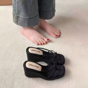 Ins High-End Layered Wedge Sandals With Thick Soles New Summer 2026 Model For Outdoor Wear Suitable For Pairing With Skirts Thick-Soled Sandals