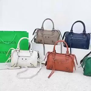 New Cross-Border Foreign Trade R Rivet Motorcycle Bag Genuine Leather Womens Bag Pillow Bag Tassle Fashion Trendy Shoulder Messenger Bag ㏇L0514