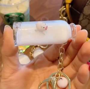 พวงกุญแจลูกหมูลอยน้ำ น่ารัก Liquid Milk Surf พวงกุญแจรถ จี้กระเป๋า